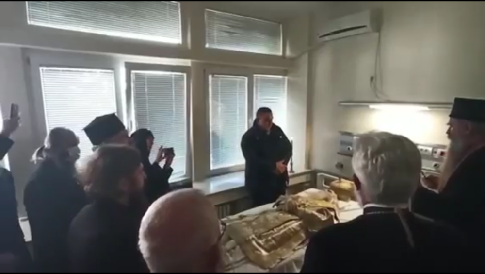 Molitva monaha nad telom upokojenog mitropolita Amfilohija i iznošenje kovčega iz bolnice