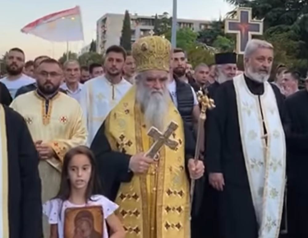 Jedna devojčica imala je posebno mesto u njegovom srcu: Malu Unu je Amfilohije krstio, a sada ne prestaje da plače!