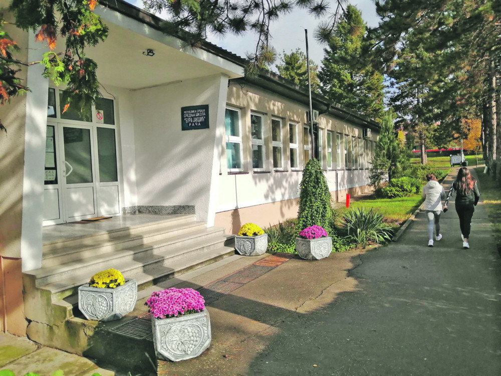 U srednjoj školi u Rači inficirano desetoro učenika: Đaci se zarazili na proslavi punoletstva
