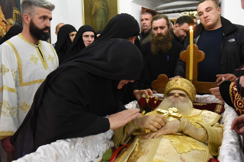 Amfilohijevo telo preneto na Cetinje, hiljade vernika se oprašta od mitropolita