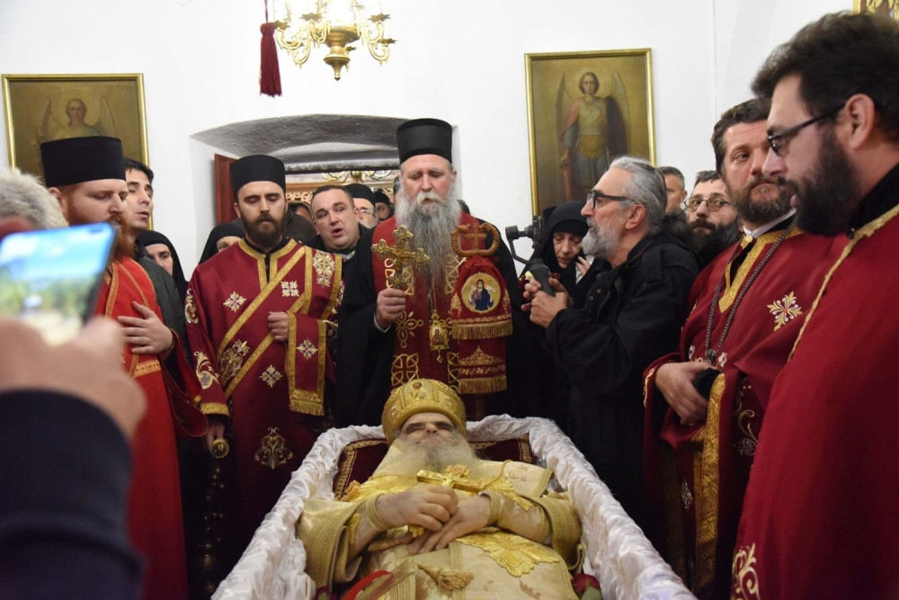 U manastir na Cetinju od ranog jutra pristiže reka ljudi, vernici čekaju u redovima da se oproste od mitropolita Amfilohija