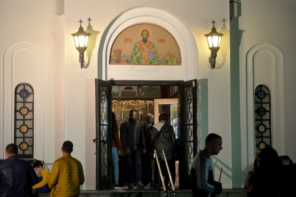 Ispred Hrama građani palili sveće povodom smrti Amfilohija