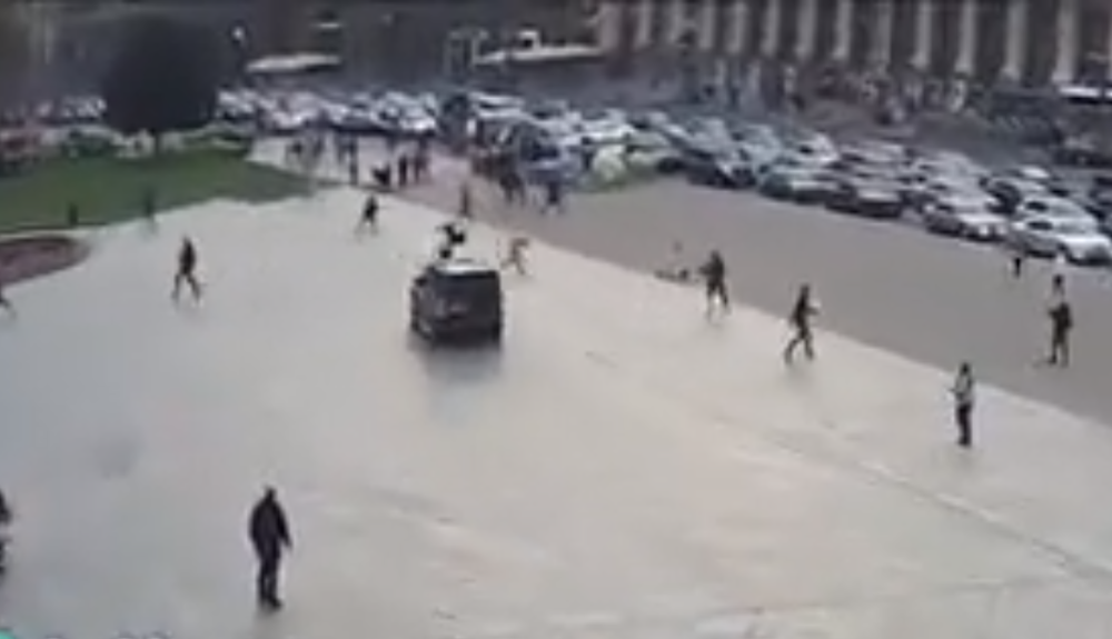 Pomahnitali vozač ubio dva pešaka, pa se zakucao u druga vozila (UZNEMIRUJUĆI VIDEO)