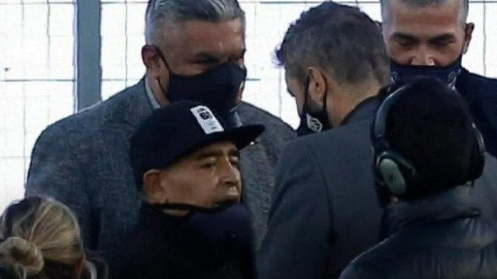 Maradona prekršio izolaciju! U lošem stanju stigao na stadion, pa ga oterali kući!