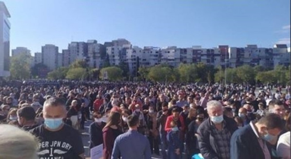 Pogledajte kako se narod oprašta od Amfilohija! Hiljade vernika ispred Hrama Hristovog Vaskrsenja (VIDEO)