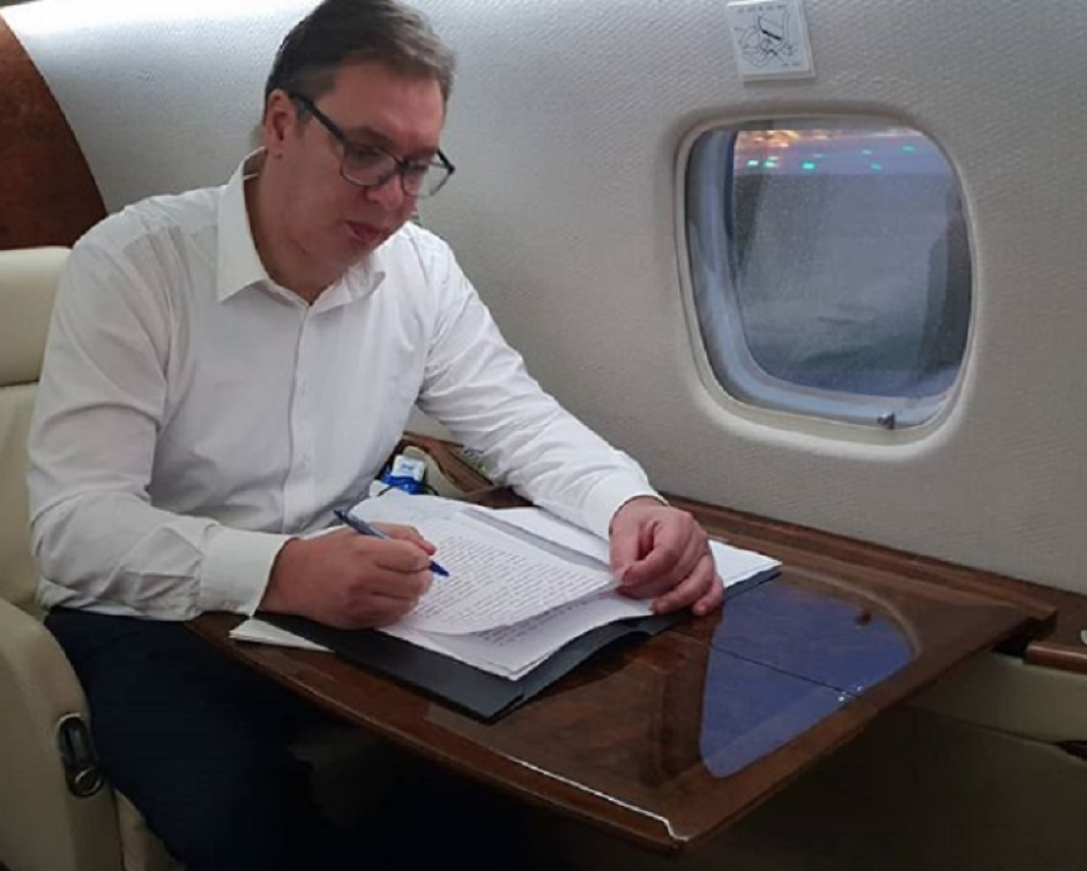 Nakon što je Vučić objavio fotografiju sa leta prema Podgorici, ljudi su počeli da mu pišu, a onda je predsednik počeo da im odgovara
