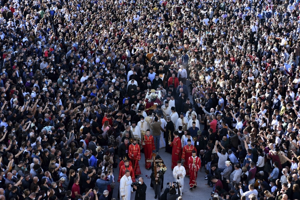 Ljudi iz svih krajeva Crne Gore dolaze u Podgoricu, danas sahrana mitropolita Amfilohija