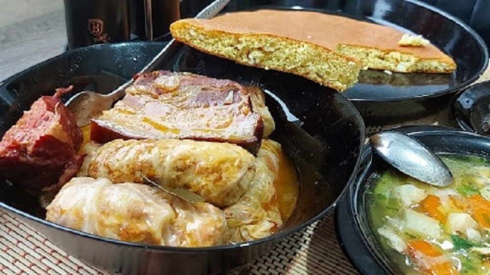 Sarma sa domaćim kobasicama obara sa nogu