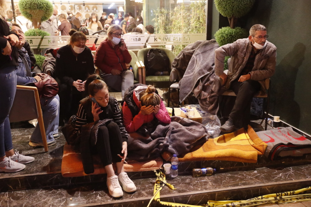 Bolnice pune, još uvek se traga za ljudima ispod ruševina zgrada (FOTO)