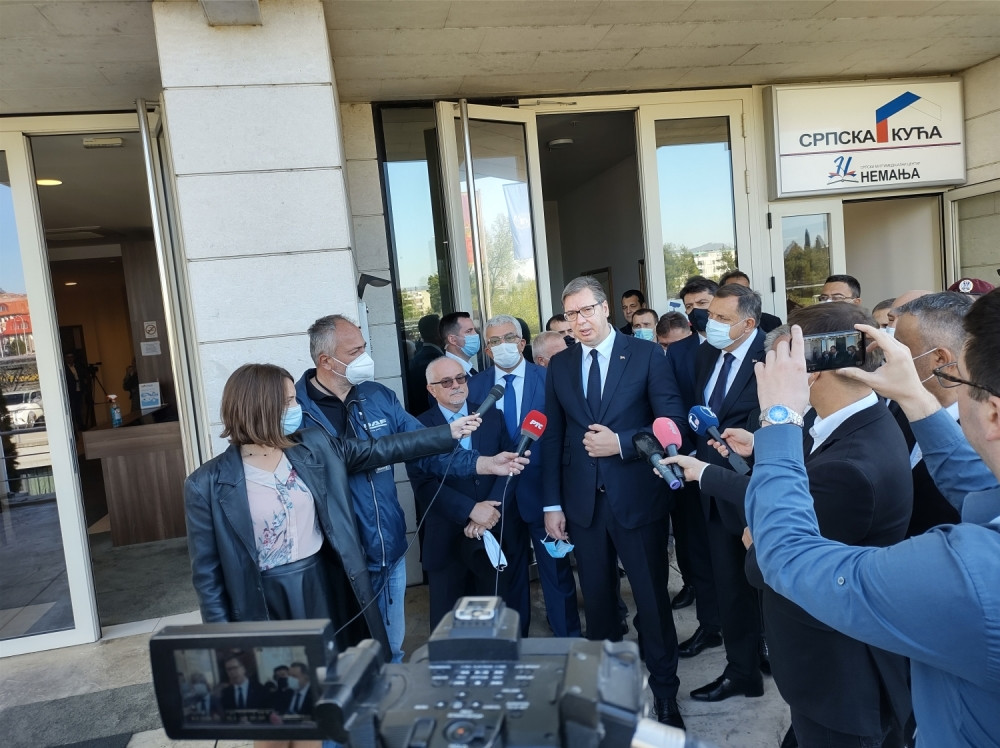 Predsednik Srbije: Pokloniću 300 svojih knjiga, nemam više ni gde da ih držim, moramo da očuvamo jezik i kulturu