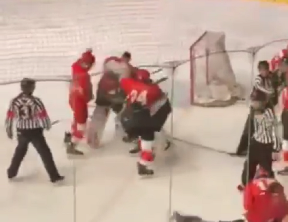 Sevale pesnice na derbiju Zvezde i Partizana! Umešale se i sudije! (VIDEO)