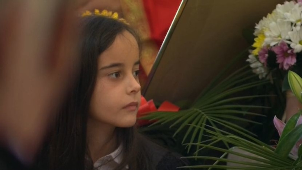 Neutešna miljenica Amfilohija stoji pored kovčega uplakana (VIDEO)