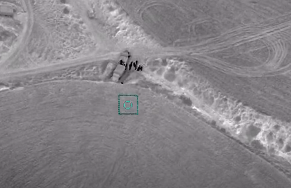 Azeri uništavaju jermenske vojne kamione (VIDEO)