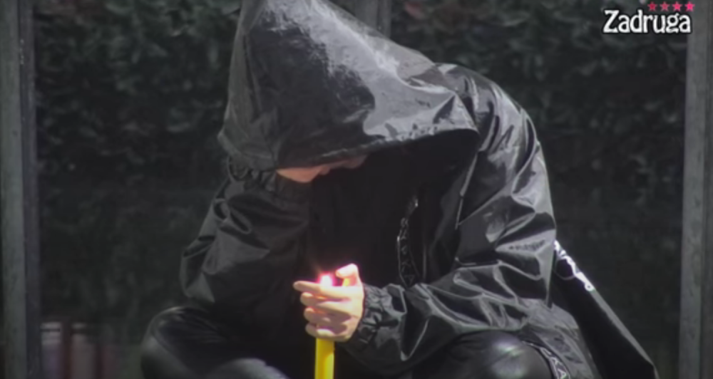 Sa svećom u rukama se guši u suzama zbog Tome (VIDEO)