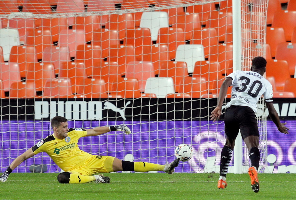 Ludnica u Valensiji, pet kartona i dva gola u nadoknadi (VIDEO)