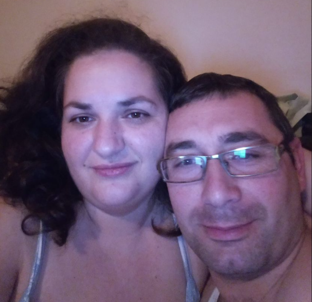 Jelena obavila čudan oglas gde prodaje muža na veče po ceni od 500 dinara: Otkriven je razlog i sad je jasno zašto se on ne buni