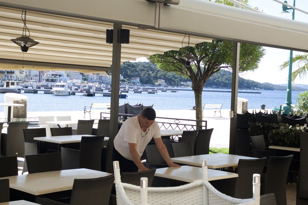 Naruči tip u restoranu gulaš. Kada se najeo, pita konobara...