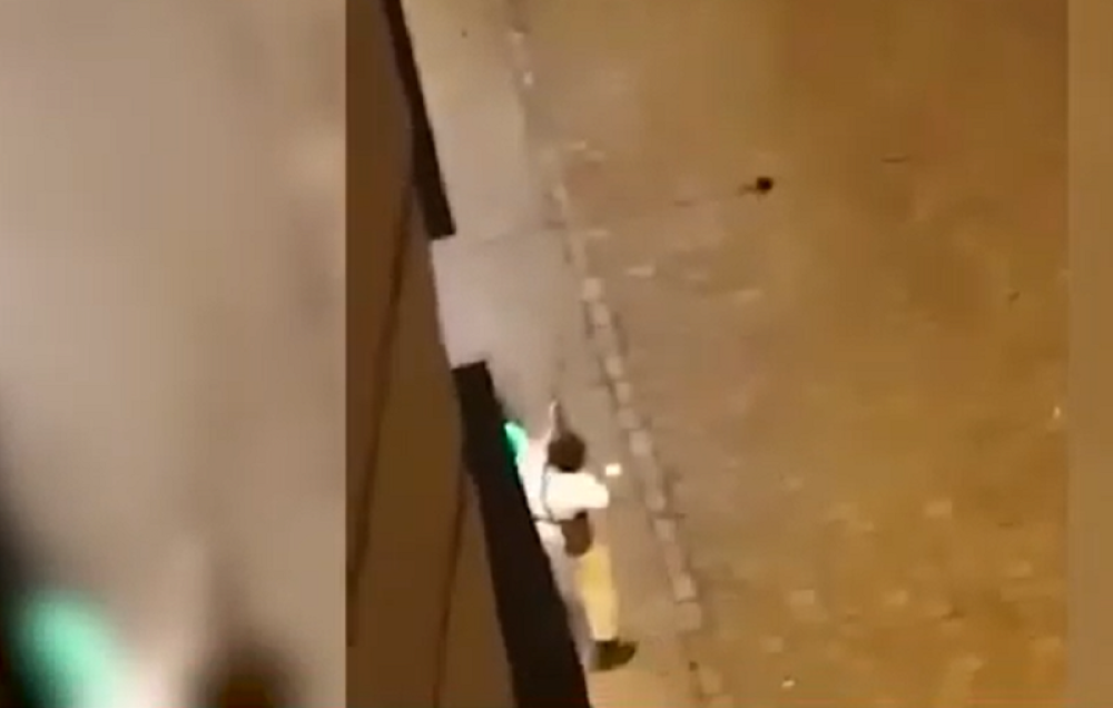 Trenutak jezivog napada: Obučen u belo, počeo je da puca i potrčao, građani izbezumljeni (VIDEO)