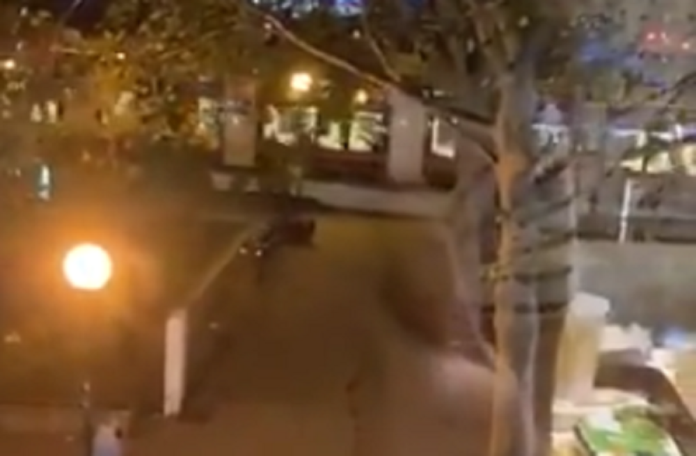 Pogledajte trenutak kada terorista pogađa policajca! (VIDEO)