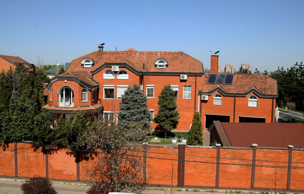 Folkerkina vila košta dva miliona evra, a jedna pevačica je dobila kuću od 400.000 na poklon (FOTO/VIDEO)