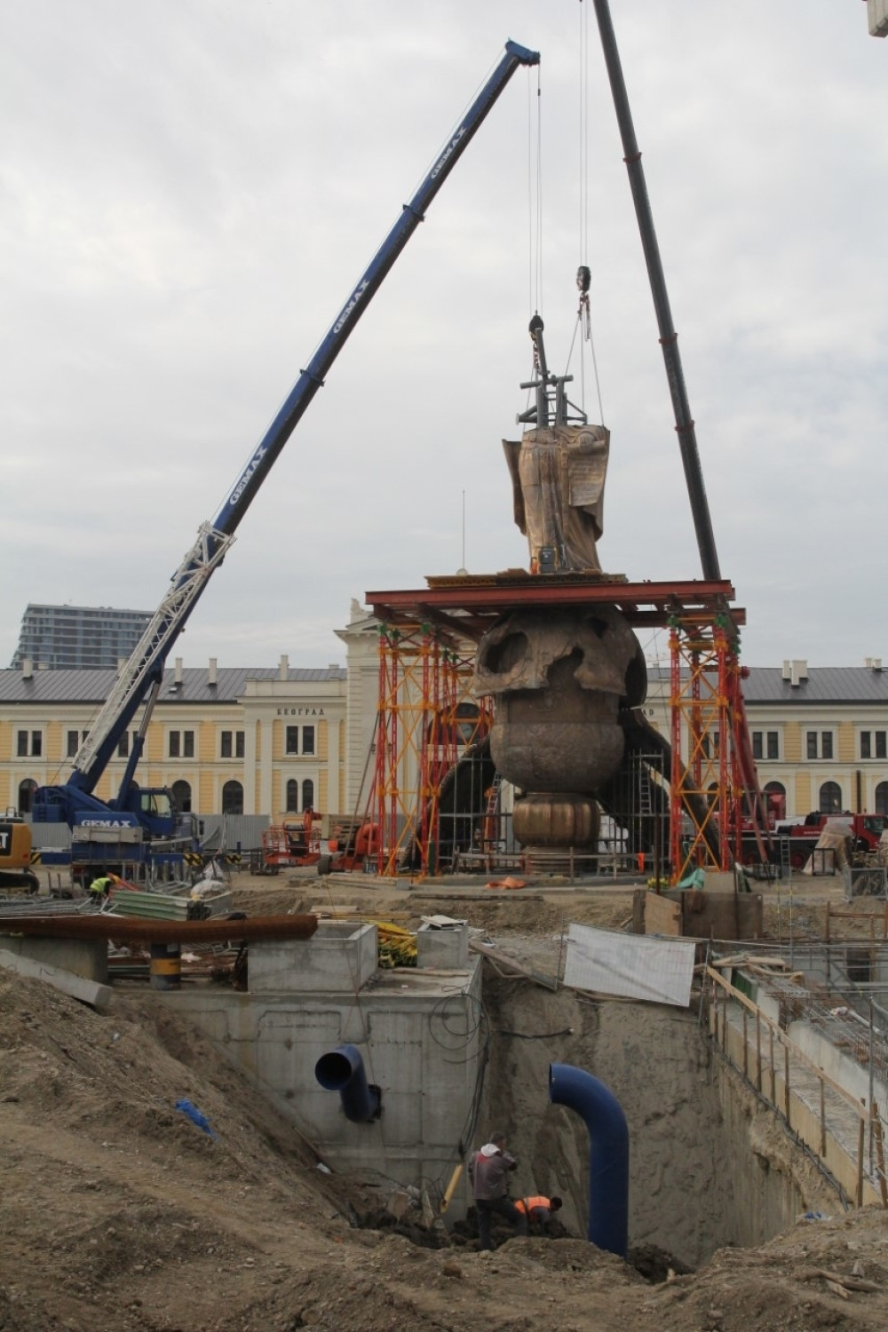 Veliki radovi na Savskom trgu, ostalo je da se postavi još samo jedan deo! (FOTO)