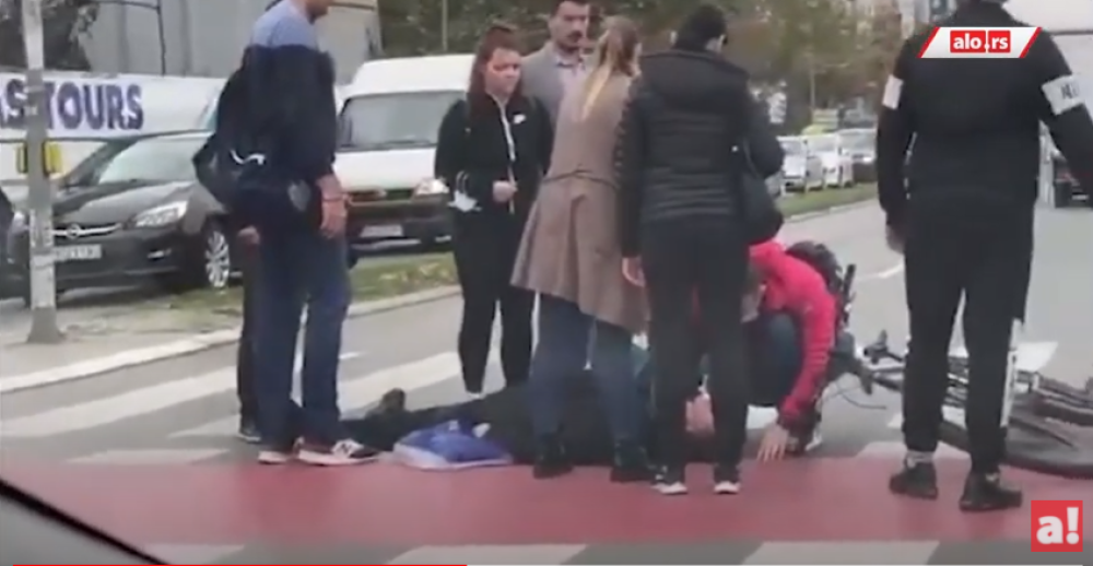 Čovek leži u nesvesti na pešačkom prelazu