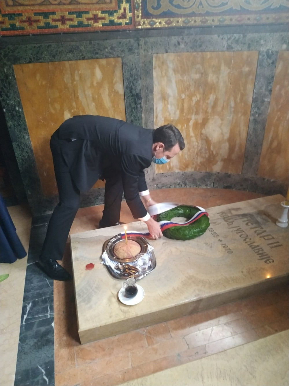 Princ Filip položio lovorov venac na grob svoga dede Kralja Petra II (FOTO/VIDEO)