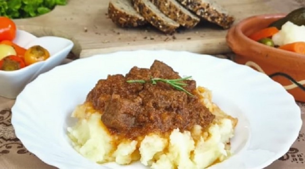 Lep obrok na kašiku: Juneći gulaš sa pire krompirom, ugodite svojim čulima (VIDEO)