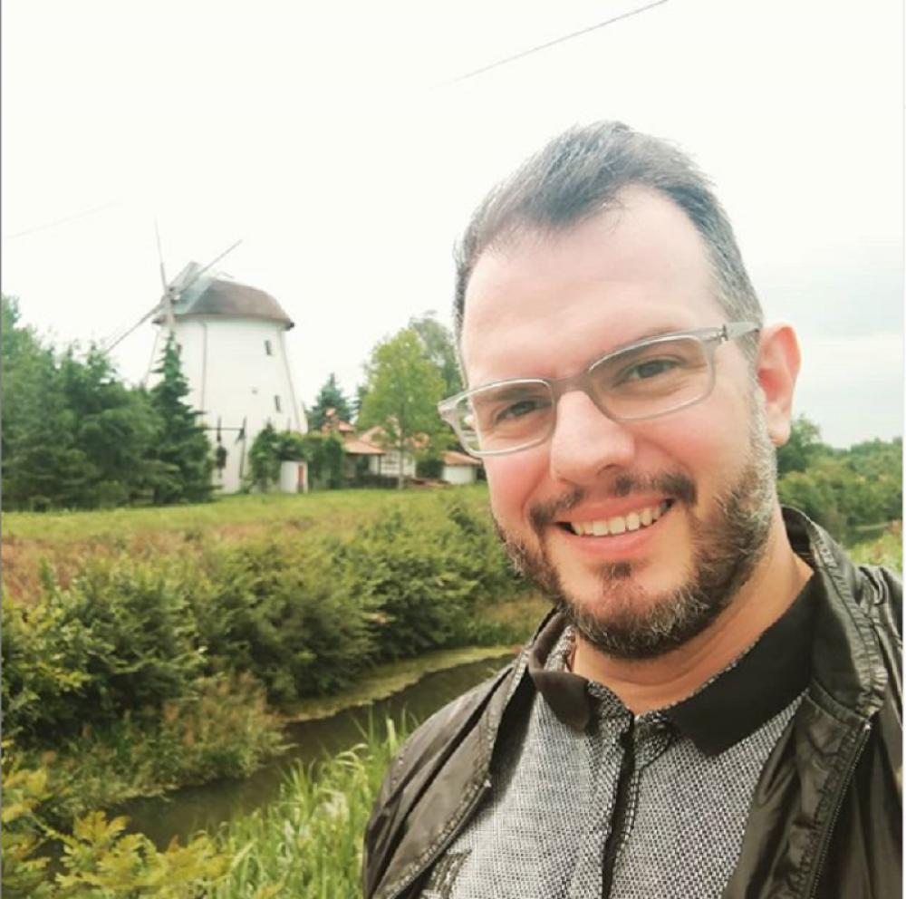 Naš poznati voditelj se oglasio sa planine, go do pasa sa sekirom u ruci, pa spomenuo njih (VIDEO)