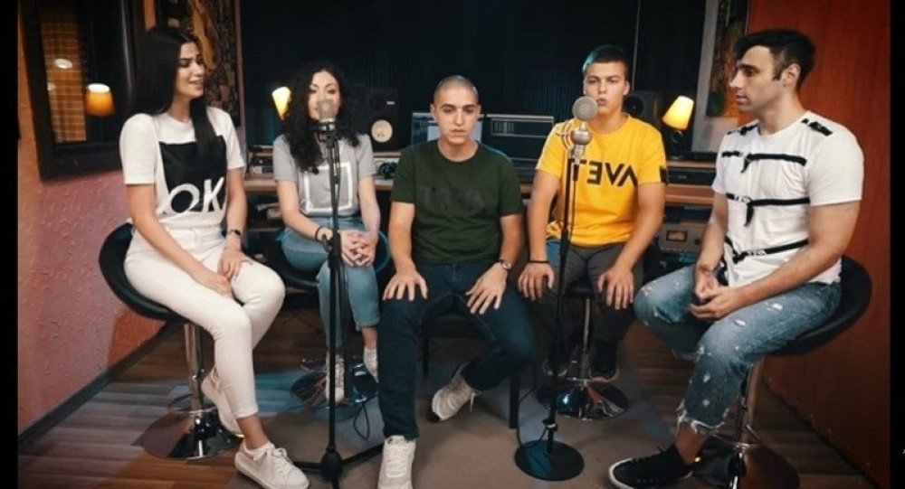 Akapelo muzička grupa „Famos” obradila pesmu o agentu 007 koju izvodi popularna Bili Ajliš: Beograđani snimili spot za premijeru NOVOG filma o Džejmsu Bondu!