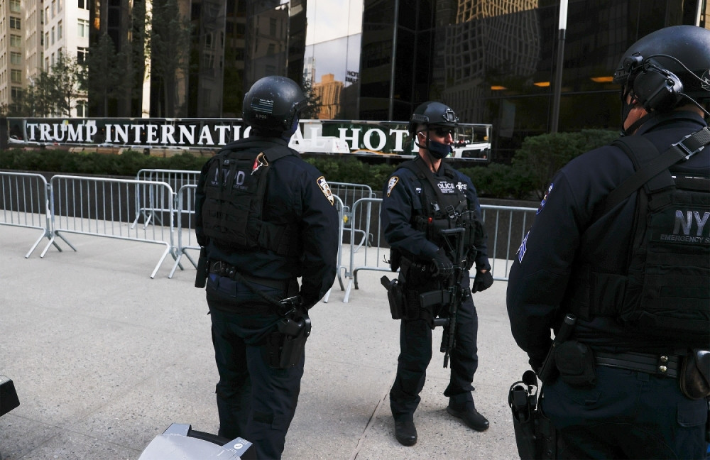 Policija sa dugim cevima, oklopna vozila i zaštitna ograda! Spremaju se za najgore! (VIDEO)