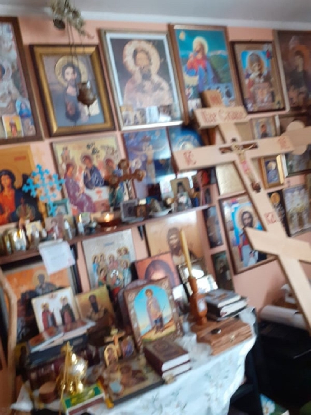 "Plašim se za život dece, teraju ih da vrše sektaške rituale, da kleče, mole se i na silu plaču..."