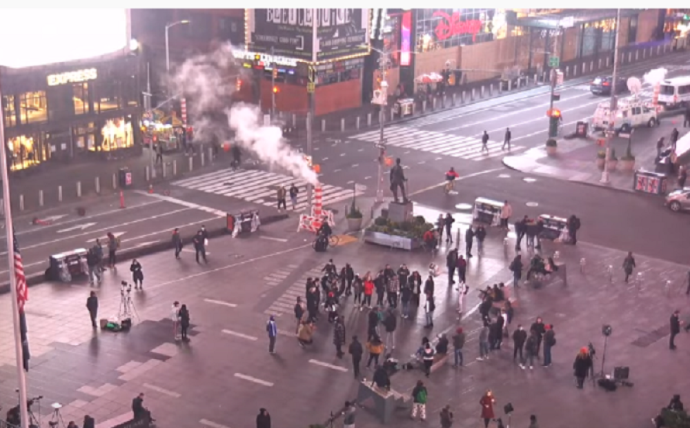 Građani prate rezultate izbora na Tajms skveru u Njujorku (VIDEO)