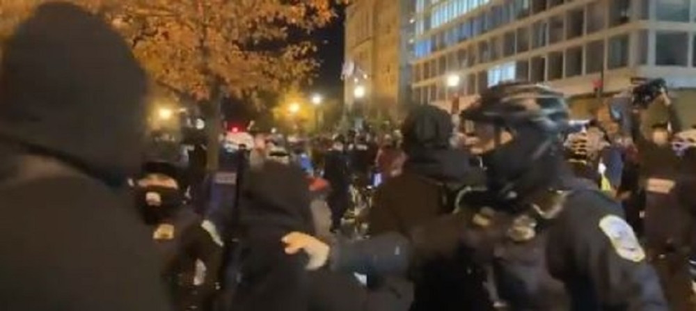 Haos na ulicama Vašingtona, kordon policije suzbija demonstrante! Počinje okupljanje ispred Bele kuće (VIDEO)