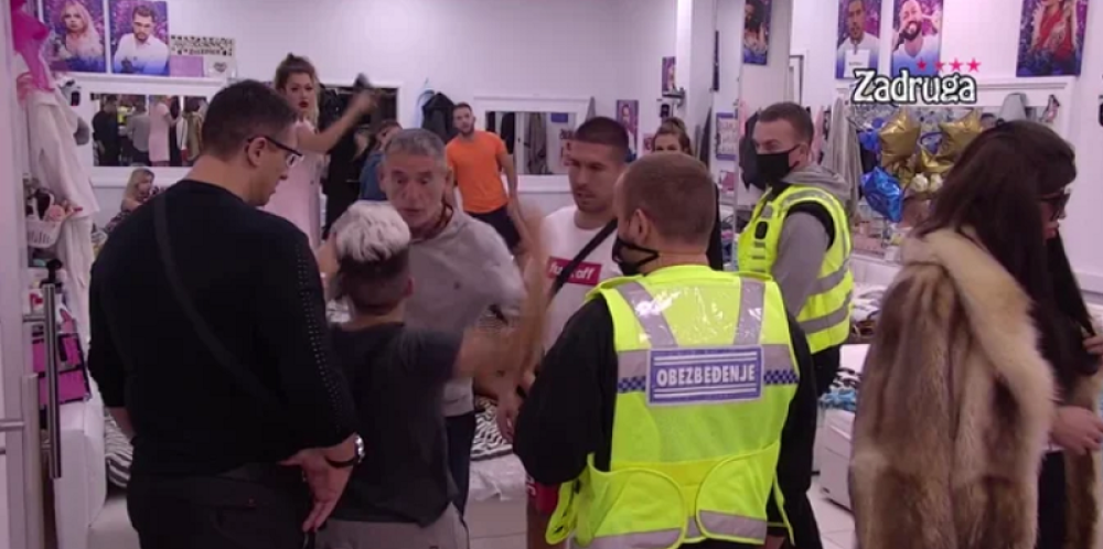 Matora i Sanja u žestokom klinču! Uletela Sandra Rešić i oplela po drugarici (FOTO/VIDEO)