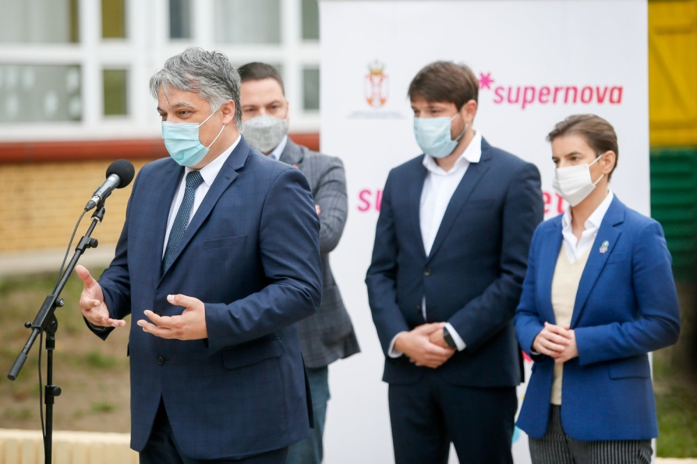 Supernova poklanja pametne klupe osnovnim školama u Srbiji!