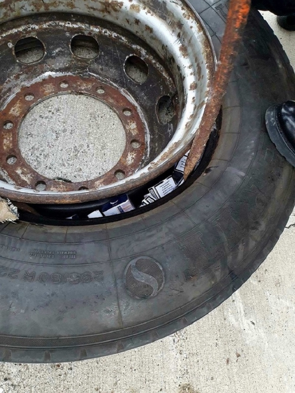 U rezervnom točku autobusa pronašli  11.000 cigareta!