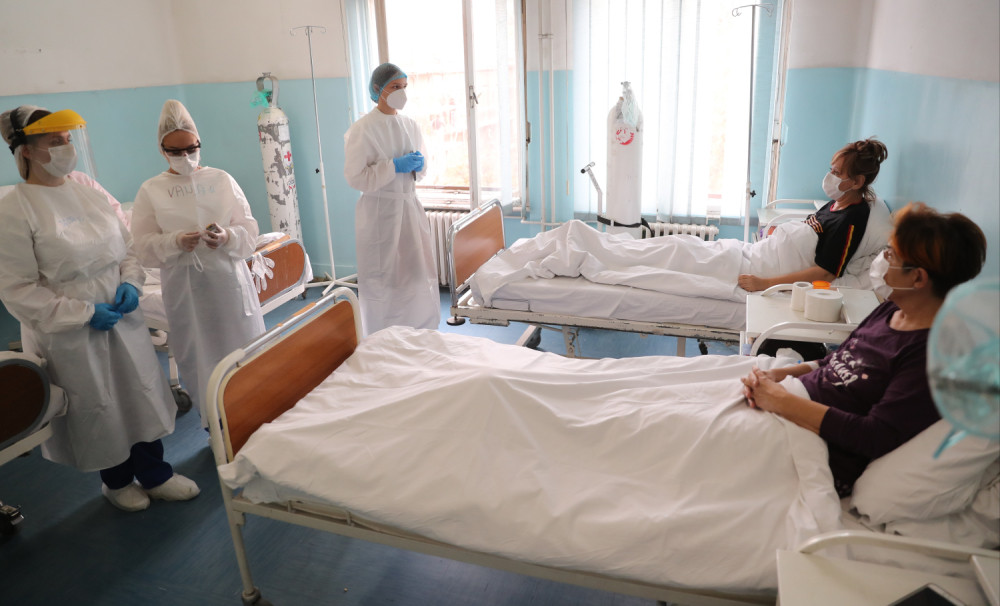 Dve doktorke kovid spojio u istu sobu