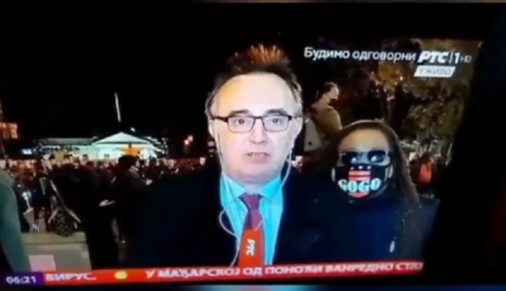 Dok je novinar izveštavao ispred Bele kuće iz mraka je pred njega stao stranac, reakcija reportera je URNEBESNA (VIDEO)