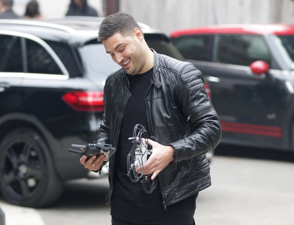 Mnogi su se pitali kakvu to skalameriju Ljuba Perućica drži u rukama?! (FOTO)