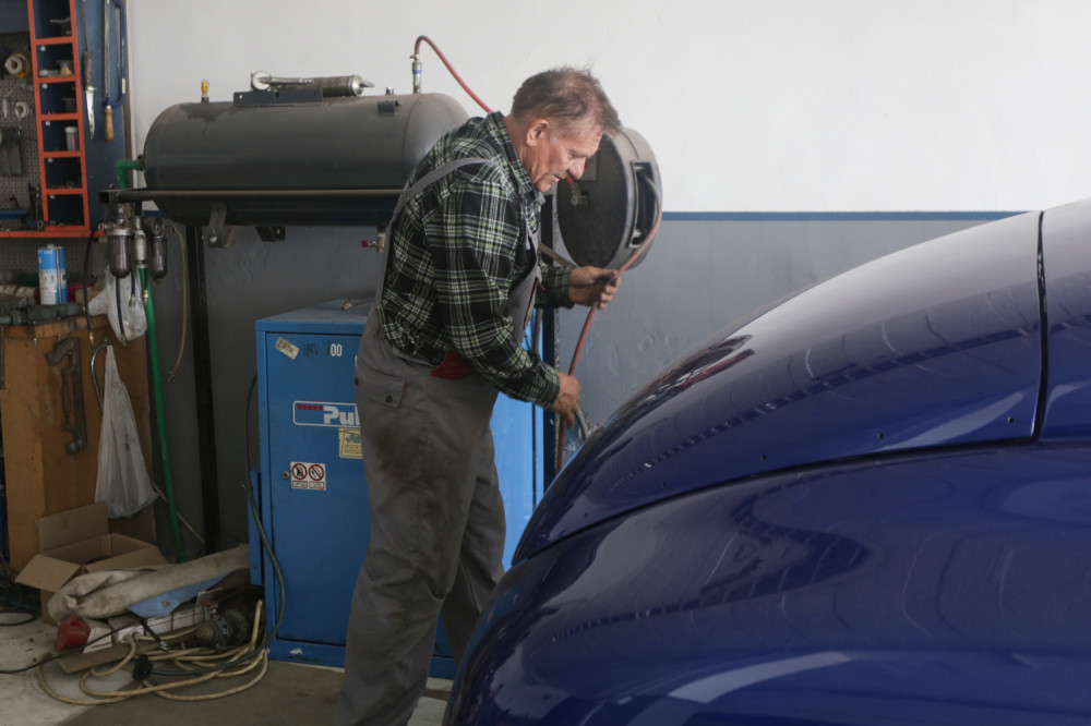 Ovako danas izgleda Titov automobil koji je u vlasništvu folk zvezde! (FOTO)