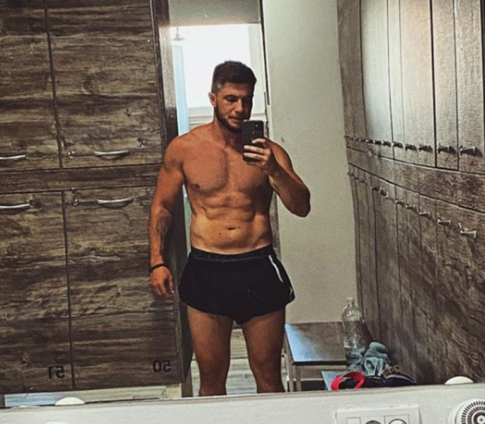 Kakva transformacija: Nekada mršav i tih, a danas je ovaj pevač prava muškarčina sa snažnim mišićima! (FOTO)