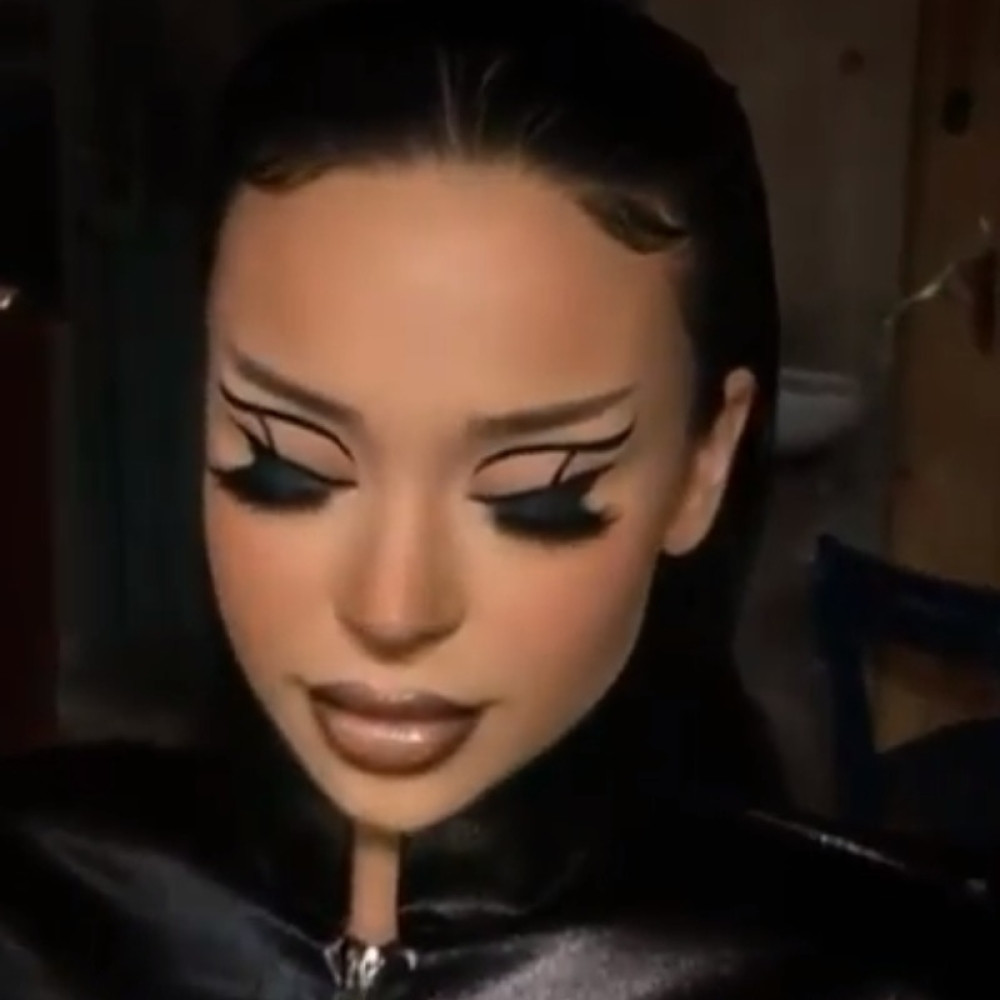 Pevačica pomera granice šminkanja, sada sve devojke žele da izgledaju kao ona