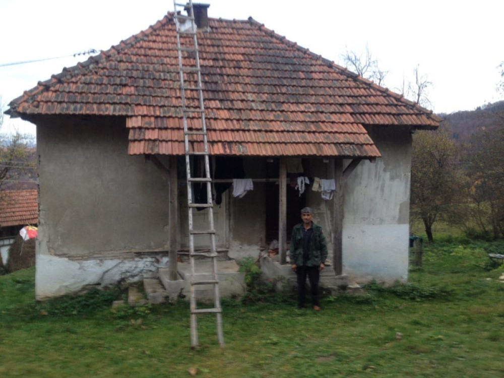 Trošna kuća bolesnog Rada samo što se nije srušila, nemoćni gorštak sa strepnjom čeka svaku noć (FOTO)