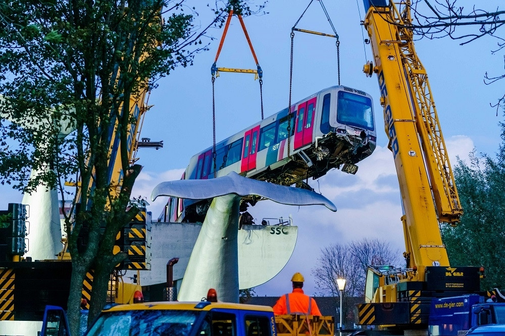Skulptura KITA zaustavila pad voza (FOTO/VIDEO)