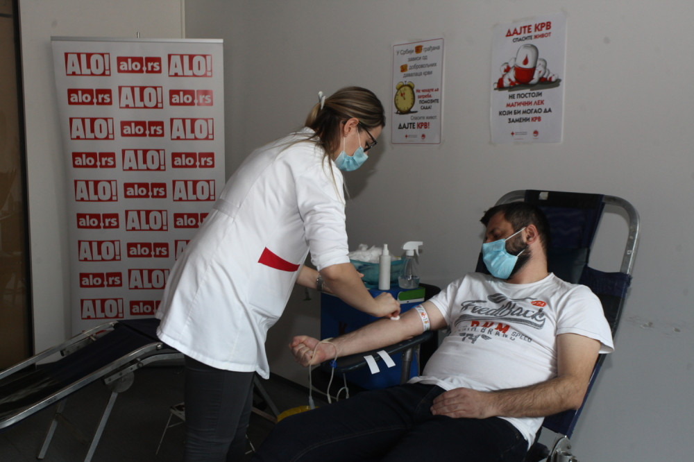 Akciji dobrovoljnog davanja krvi u „Alo media sistemu“ odazvao se veliki broj zaposlenih (VIDEO)