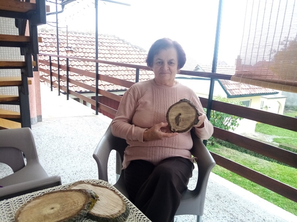 Svetlana iz Topole tvrdi da joj se na jednom od panjeva ukazala Sveta Petka: Već vekovima se veruje da žena sa crnim plaštom donosi spas (FOTO)