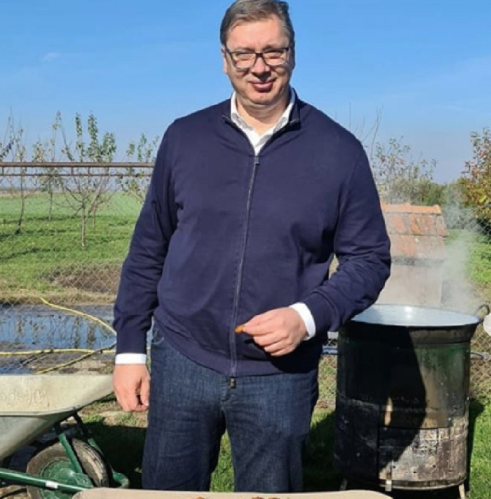 Aleksandar Vučić objavio fotografiju u neobičnom ambijentu - Iza njega se sprema tradicionalni srpski specijalitet, a predsednik uživa u ukusima (FOTO)