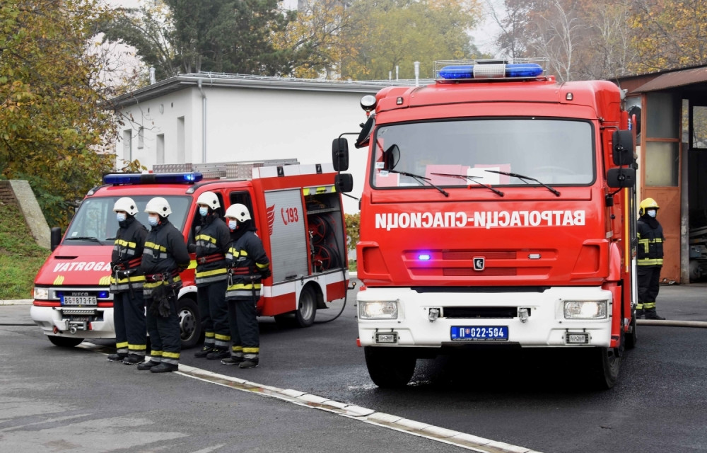 Kuća u plamenu, vatrogasci pokušavaju da obuzdaju vatru