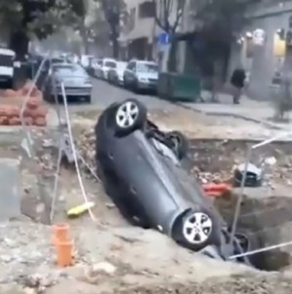 Šok prizor na Dorćolu! Svi se pitaju kako je automobil ovde završio (VIDEO)